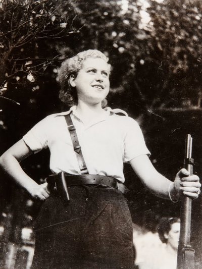Woman with Rifle Defending Barcelona by Unbekannt Unbekannt